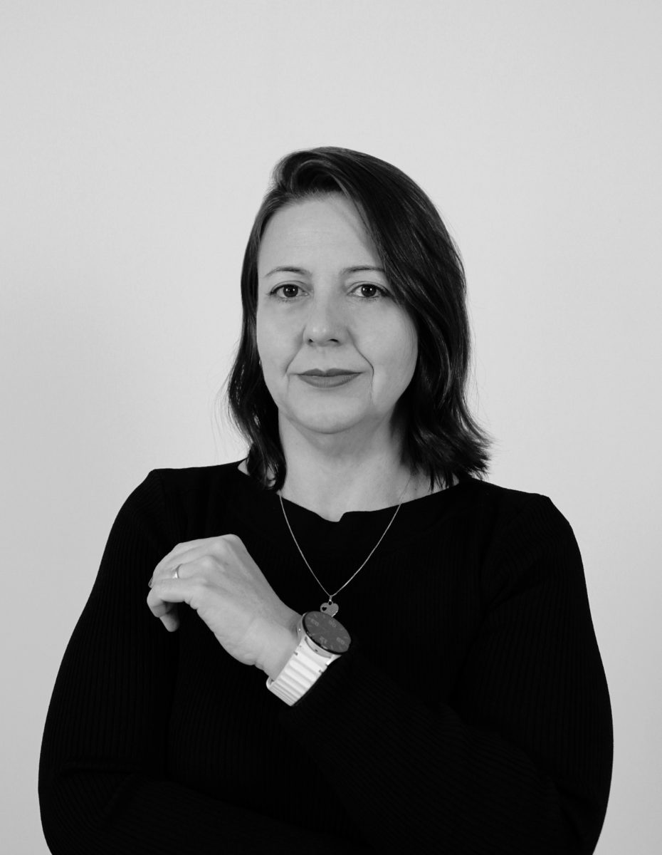 Retrato em preto e branco de Marisa Moura, psicóloga